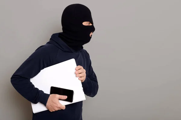 Zijaanzicht Van Een Crimineel Die Ontsnapt Met Een Gestolen Laptop — Stockfoto