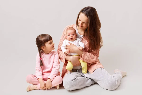 Young Attractive Mother Two Daughters Sitting Floor Woman Holding Newborn — Stock Photo, Image