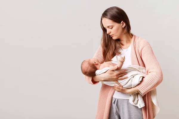 Vacker Mörkhårig Mor Med Nyfödda Barn Händerna Tittar Hennes Sovande — Stockfoto