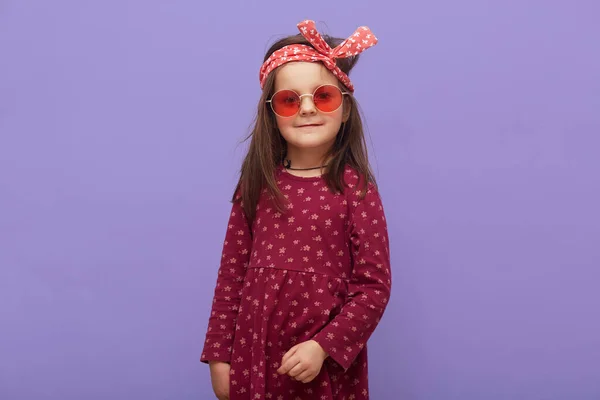 Encantadora Pequeña Chica Hipster Moda Vestida Con Vestido Borgoña Diadema —  Fotos de Stock