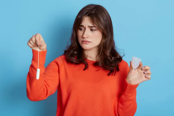 Triste Hembra Morena Vistiendo Suéter Naranja Sosteniendo Las Manos Productos — Foto de Stock