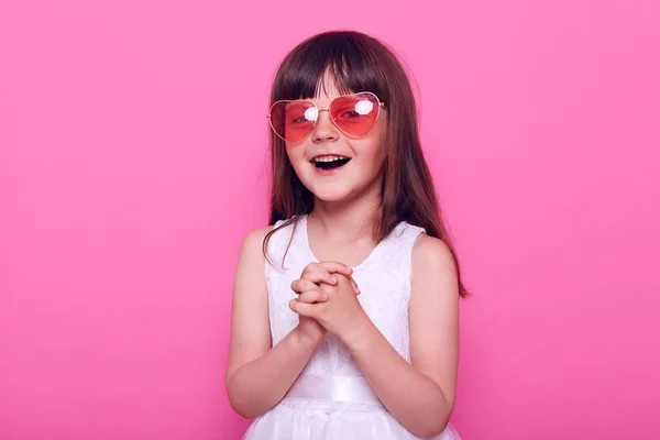 Affascinante Ragazza Con Capelli Scuri Che Indossa Eleganti Occhiali Forma — Foto Stock