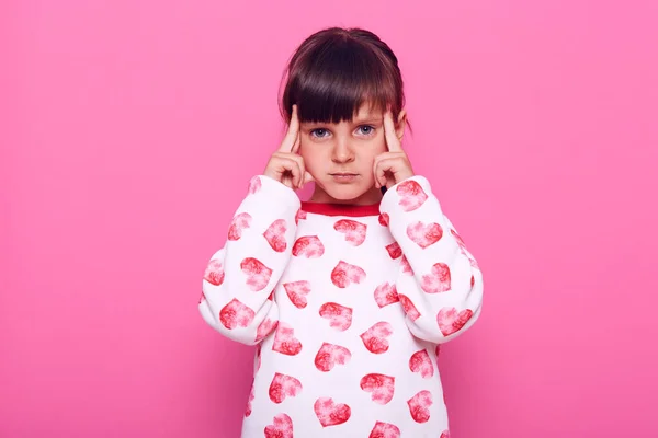 Pequeña Chica Linda Pensativa Mirando Cámara Piensa Cosas Importantes Manteniendo —  Fotos de Stock