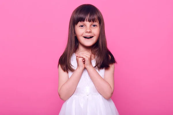 Bella Bambina Vestita Bianco Che Guarda Macchina Fotografica Con Eccitazione — Foto Stock