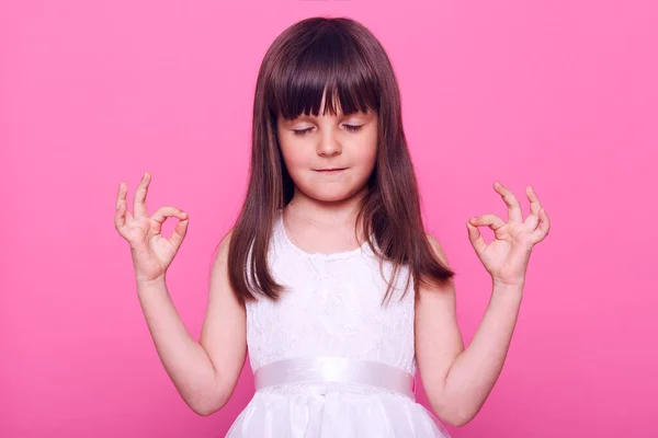 Encantadora Niña Pequeña Con Pelo Oscuro Con Vestido Blanco Mantener —  Fotos de Stock