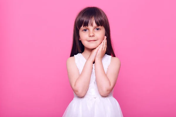 Capretto Femmina Dai Capelli Scuri Bianco Bellissimo Vestito Guardando Fotocamera — Foto Stock