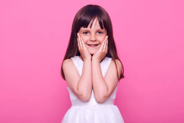 Bonito Agradável Olhando Menina Pequena Vestindo Elegante Vestido Branco Olhando — Fotografia de Stock