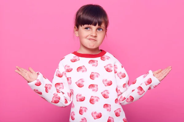 Pequeña Chica Astuta Contenta Con Sus Brazos Extendidos Lado Tiene —  Fotos de Stock