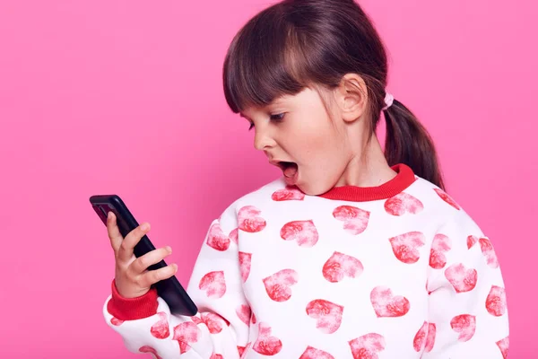 Shocked Little Preschooler Girl Dark Hair Looking Cell Phone Screen — Stock Photo, Image