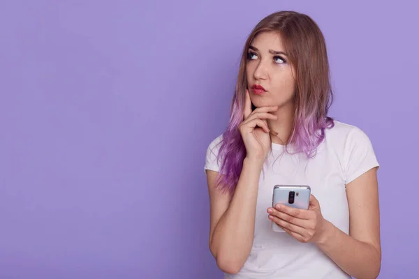 Jeune Femme Adorable Réfléchie Tenant Téléphone Intelligent Dans Les Mains — Photo