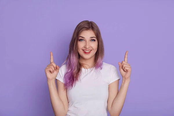 Feliz Sorrindo Jovem Sexo Feminino Vestindo Shirt Casual Branco Apontando — Fotografia de Stock