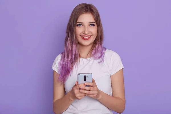 Wanita Cantik Yang Bahagia Mengenakan Jas Putih Shier Memegang Ponsel — Stok Foto