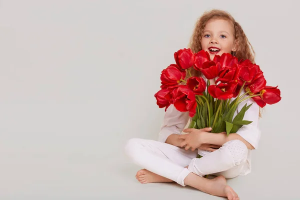 학령기의 소녀가 다리를 바닥에 꽃다발을 고행복 표정을 승진을 공간을 격리되어 — 스톡 사진