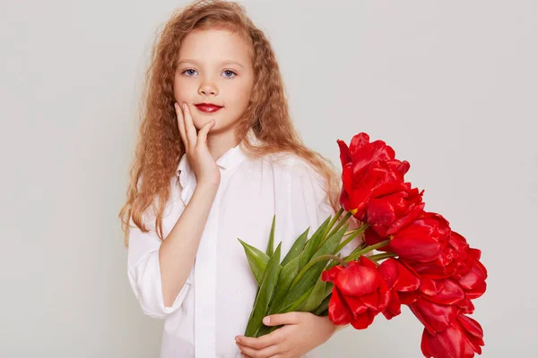 Encantadora Niña Bonita Con Ropa Blanca Obtiene Gran Ramo Tulipanes —  Fotos de Stock