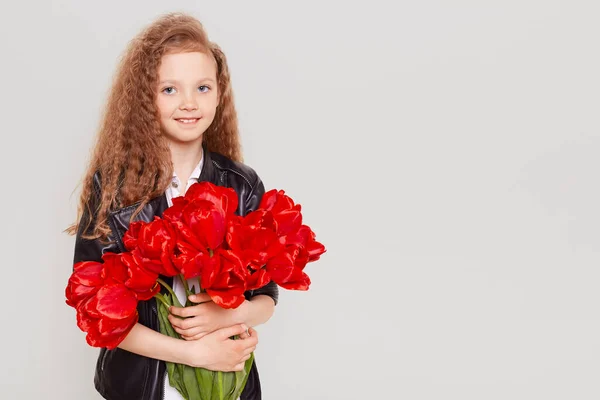 Criança Feliz Usando Jaqueta Couro Abraçando Grande Buquê Tulipas Olhando — Fotografia de Stock