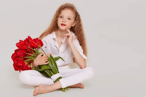 Menina Branco Elegante Roupa Segurando Tulipas Vermelhas Nas Mãos Olhando — Fotografia de Stock