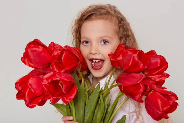 Colegiala Emocionada Con Tulipanes Rojos Las Manos Mirando Cámara Con —  Fotos de Stock