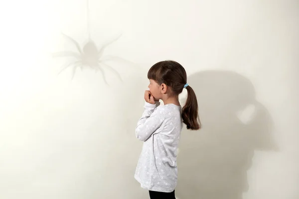 Angst Uit Kindertijd Side View Small Dark Haired Girl Wearing — Stockfoto