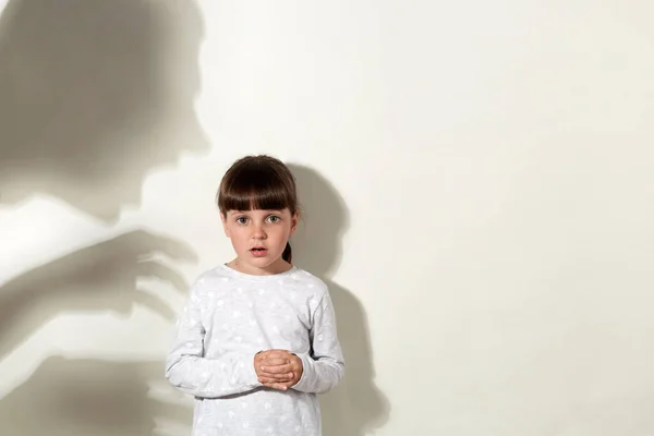 Pequena Menina Cabelos Escuros Assustada Com Sombras Humano Chorando Silhueta — Fotografia de Stock