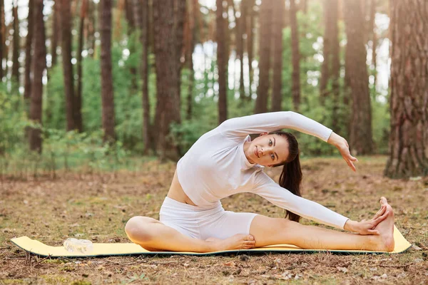 Beautiful Sportswoman Exercising Open Air Sitting Mat Ground Stretching Her — Stock Photo, Image