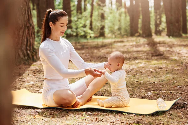 Young Adult Attractive Mother Sitting Karemat Crossed Legs Holding Hands — Stock Photo, Image