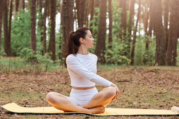 Motivated Athletic Positive Woman White Leggins Top Practicing Yoga Sitting — Stock Photo, Image