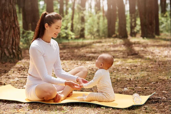 Side View Happy Young Sporty Mother Sitting Karemat Forest Her — Stock Photo, Image