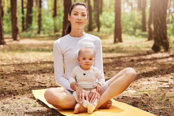 Young Beautiful Female Ponytail Sitting Yoga Mat Little Infant Daughter — Stock Photo, Image