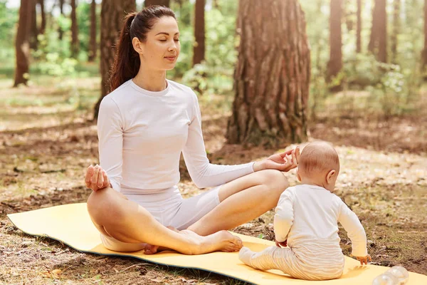 Portrait Attractive Woman Sitting Lotus Pose Meditating While Her Infant — Stock Photo, Image