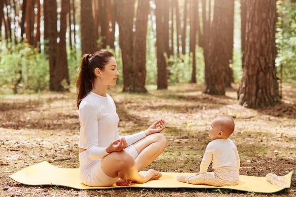 Side View Sporty Woman Doing Yoga Meditation Forest Her Infant — Stock Photo, Image