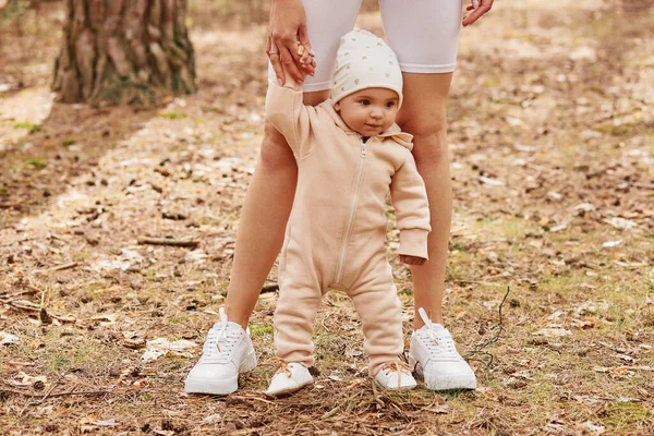Mulher Sem Rosto Segurando Mão Filha Infantil Enquanto Bebê Aprende — Fotografia de Stock