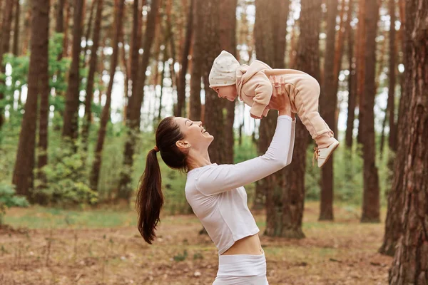 Side View Young Mother Throws Baby Air While Happy Family — Stock Photo, Image