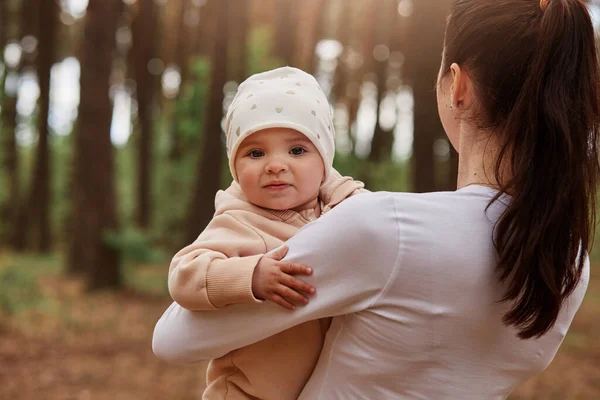 Encantador Bebê Bebê Pequeno Bonito Nas Mãos Mamãe Olhando Para — Fotografia de Stock