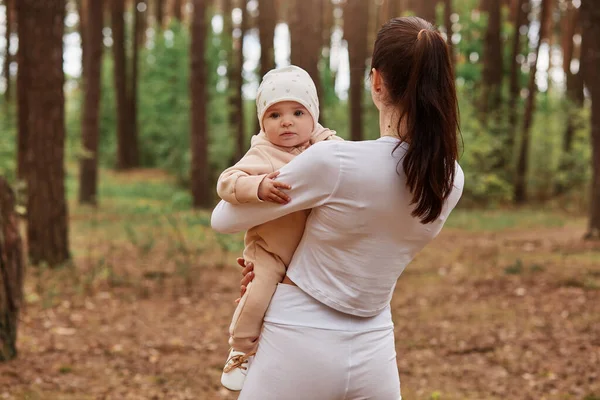 Back View Slim Woman Standing Forest Trees Holding Infant Baby — Stock Photo, Image