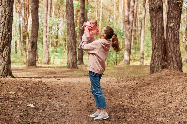 Full Length Outdoor Shot Loving Woman Putting Your Infant Κόρη — Φωτογραφία Αρχείου