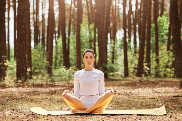 Young Beautiful Woman Pleasant Appearance Sitting Karemat Yoga Pose Looking — Stok Foto