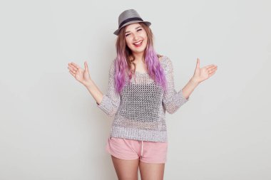 Kollarıma gel. Güzel bir kız ellerini uzatıyor, seni kucaklamak için öne uzanıyor, arkadaş ya da sevgili kucaklıyor, tanıştığımıza seviniyor, gri arka planda soyutlanıyor..