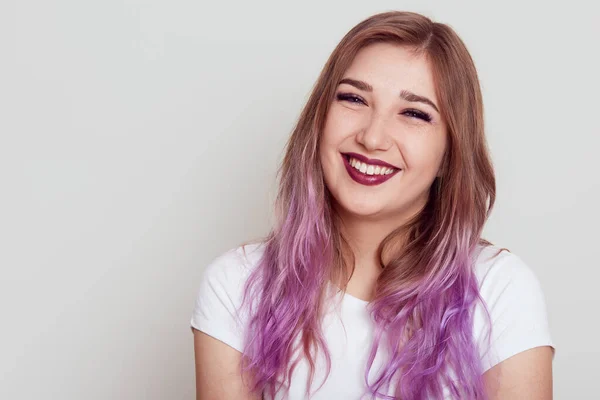 Retrato Una Joven Mujer Feliz Sonriente Con Una Camiseta Blanca — Foto de Stock