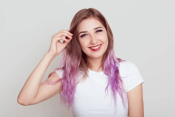 Молода Красива Дівчина Фіолетовим Волоссям Білій Повсякденній Футболці Дивиться Камеру — стокове фото