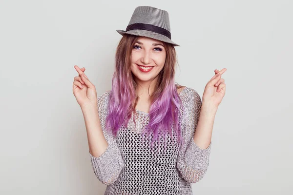 Retrato Mulher Feliz Com Aparência Agradável Cruzando Dedos Esperanças Melhor — Fotografia de Stock