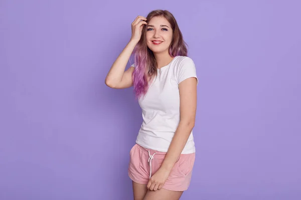 Retrato Menina Sorridente Adorável Vestindo Shirt Branca Shorts Rosa Olhando — Fotografia de Stock