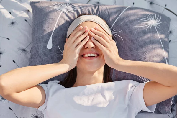 Χαρούμενη Χαμογελαστή Γυναίκα Φορώντας Λευκό Casual Shirt Ξαπλωμένη Στο Κρεβάτι — Φωτογραφία Αρχείου