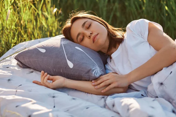 Outdoor Shot Attractive Dark Haired Woman Wearing White Shirt Lying — Stock Photo, Image