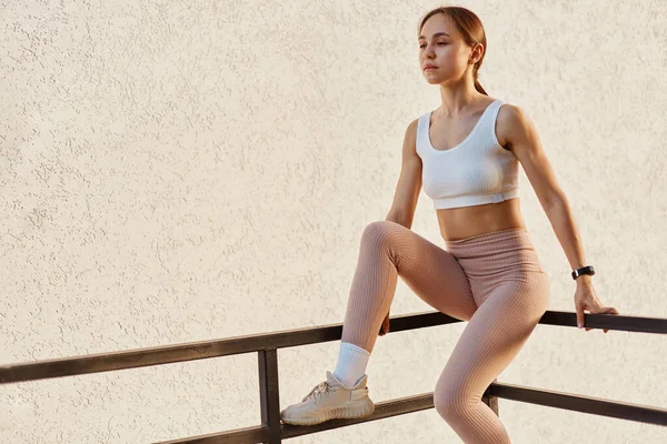 Mooie Fitness Model Meisje Poseren Outdoor Wit Zitten Trapleuning Kijken — Stockfoto