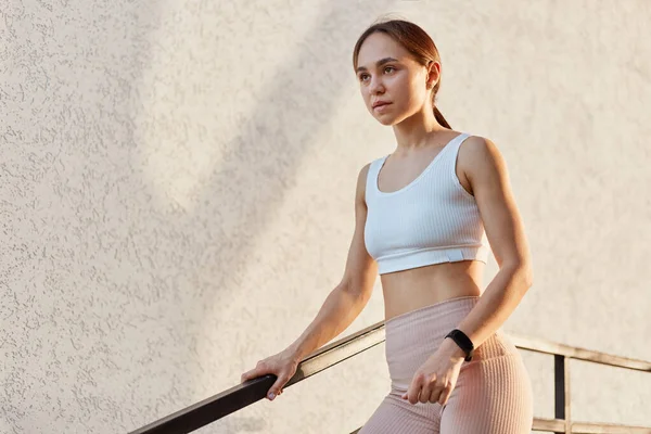 Jonge Aantrekkelijke Vrouw Draagt Witte Top Leggins Staan Buurt Trapleuning — Stockfoto