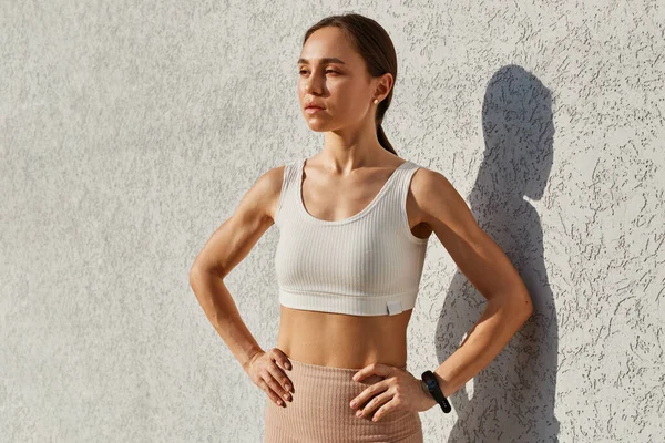 Portret Van Zelfverzekerde Serieuze Vrouw Met Donker Haar Witte Top — Stockfoto