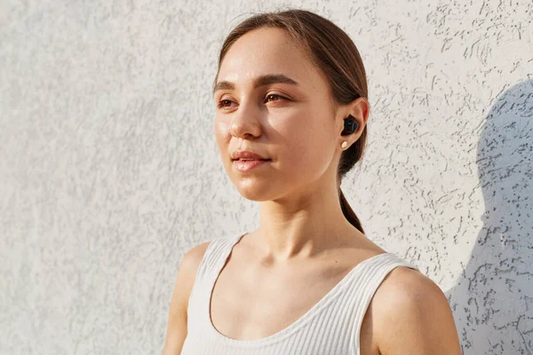 Portrait Young Adult Woman Pleasant Appearance Airpods Looking Away Dreamy — Stock Photo, Image
