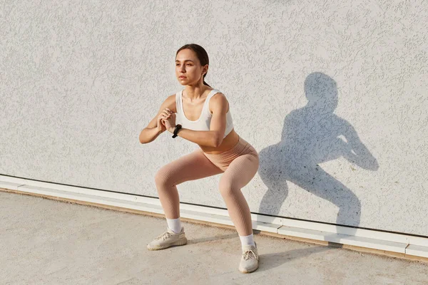 Femme Sportive Faisant Échauffement Squats Étirement Près Mur Gris Belle — Photo