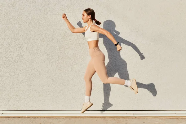 Portret Van Fit Sportief Meisje Springen Lucht Kijken Recht Vooruit — Stockfoto