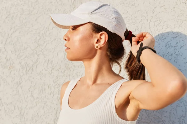 Retrato Una Hermosa Mujer Adulta Joven Deportiva Con Una Elegante — Foto de Stock